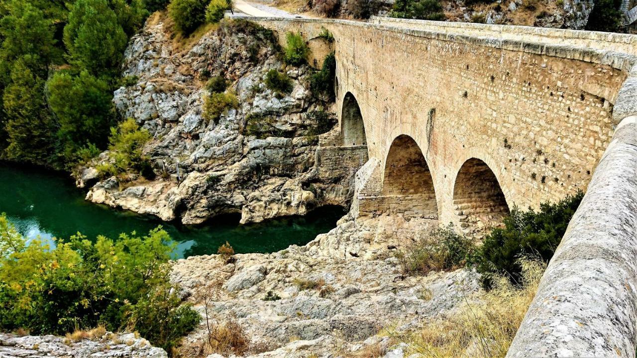 Les Studios De St Guilhem Saint-Guilhem-le-Desert Exterior foto